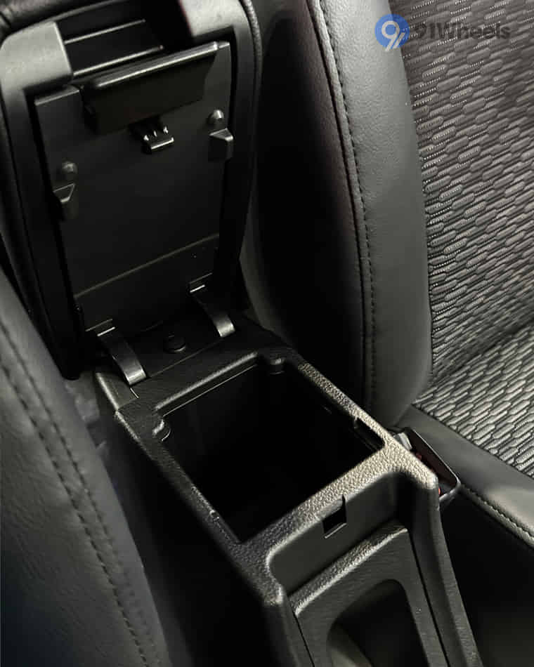 Dashboard & Front Cabin - 8