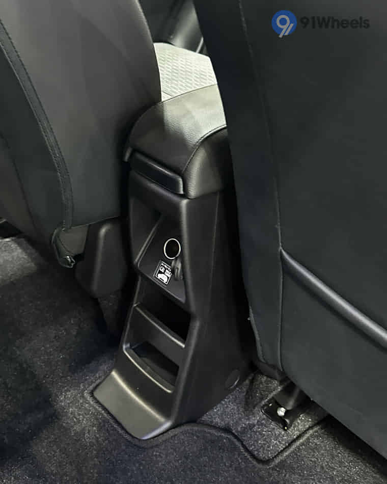 Infotainment & Charging - 3