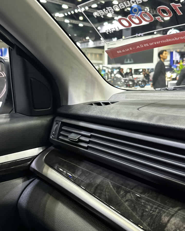 Dashboard & Front Cabin - 4