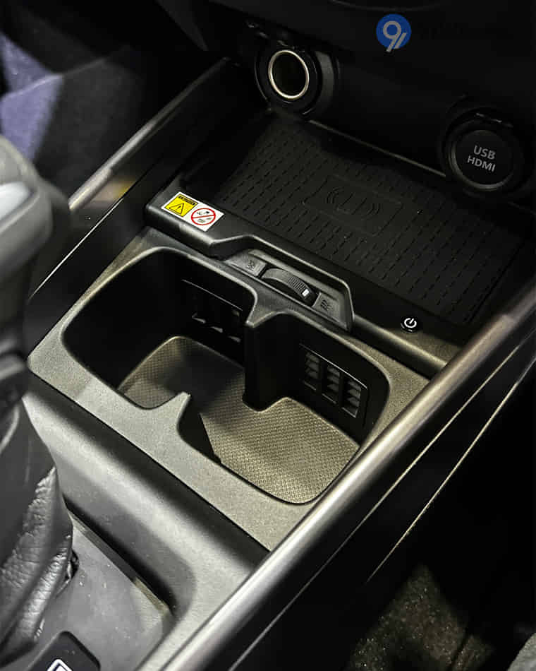 Dashboard & Front Cabin - 9