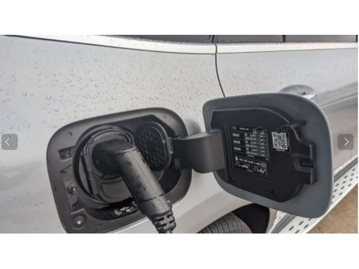 Mercedes-Benz EQC 2021-2024 Charging Outlet