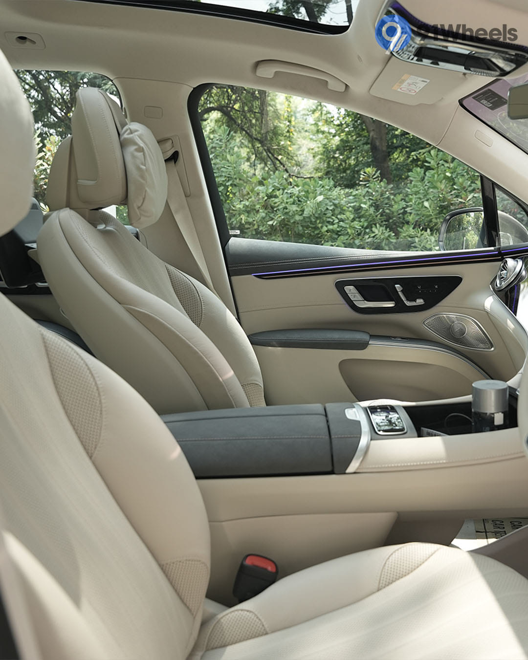 Dashboard & Front Cabin - 14