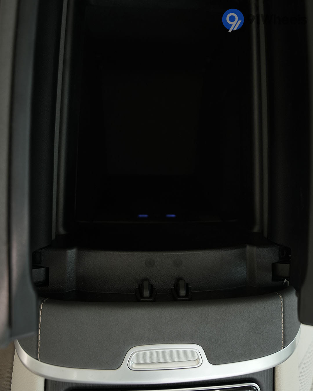 Dashboard & Front Cabin - 10