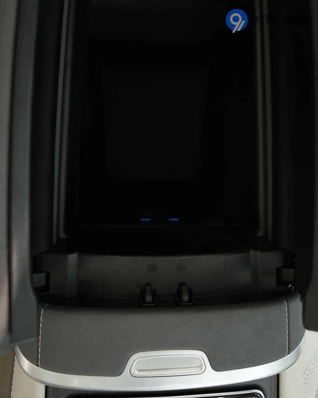 Front Centre Arm Rest Storage