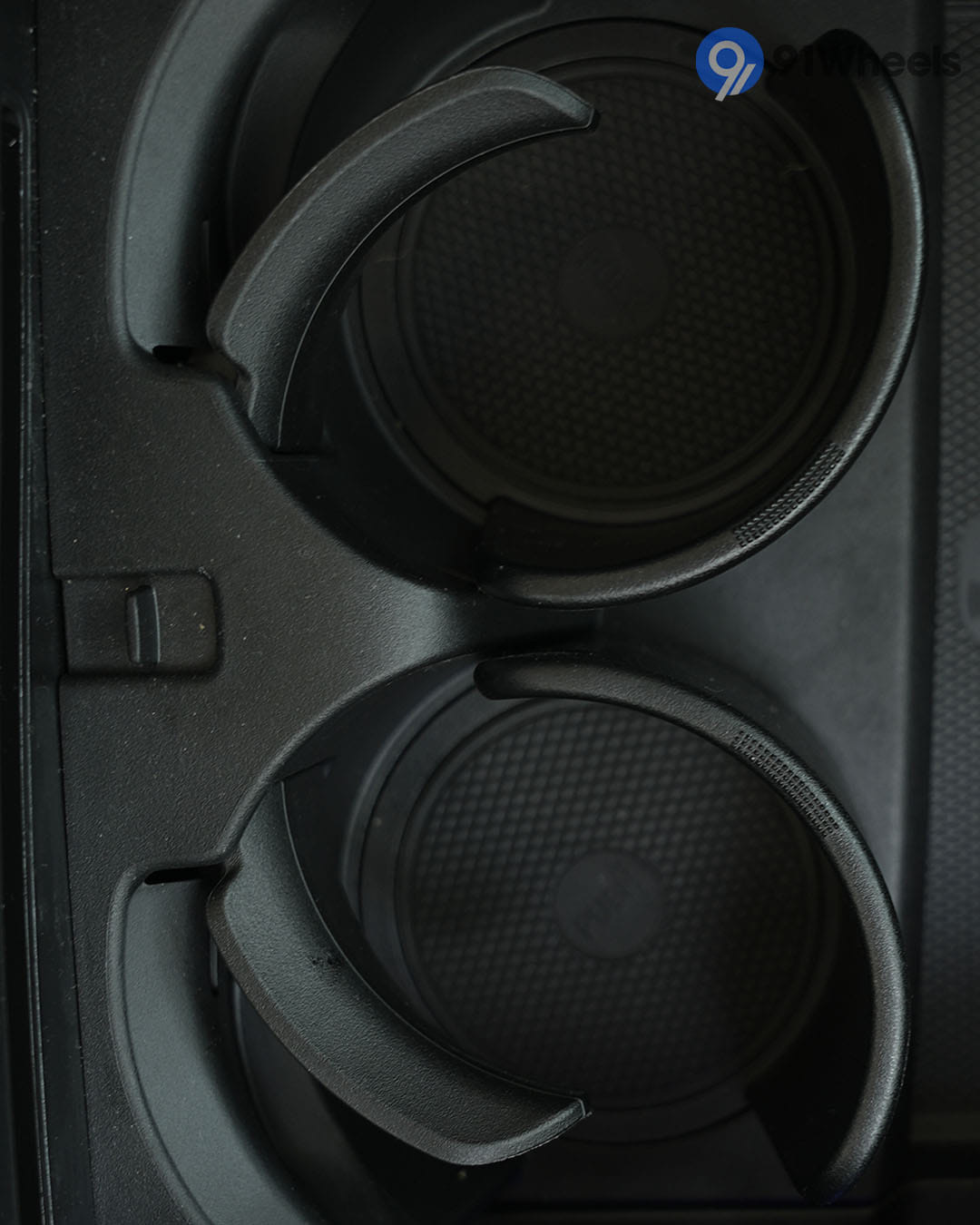 Dashboard & Front Cabin - 11