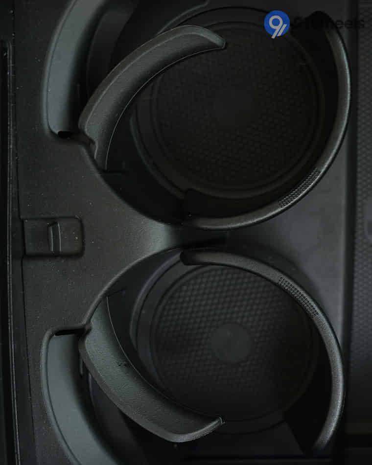 Dashboard & Front Cabin - 11