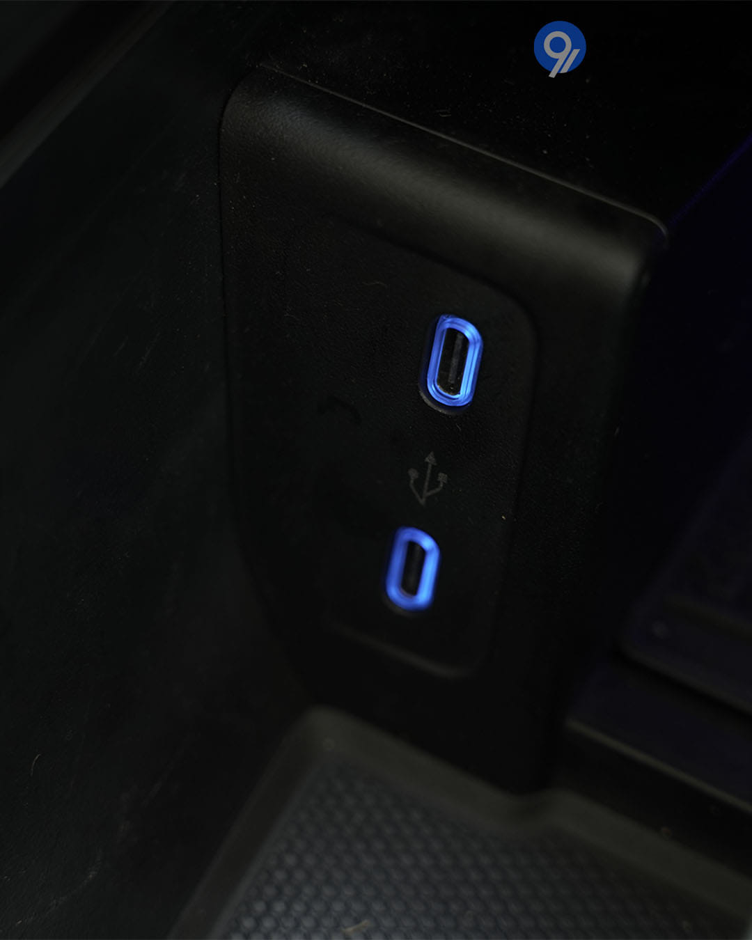 Dashboard & Front Cabin - 7