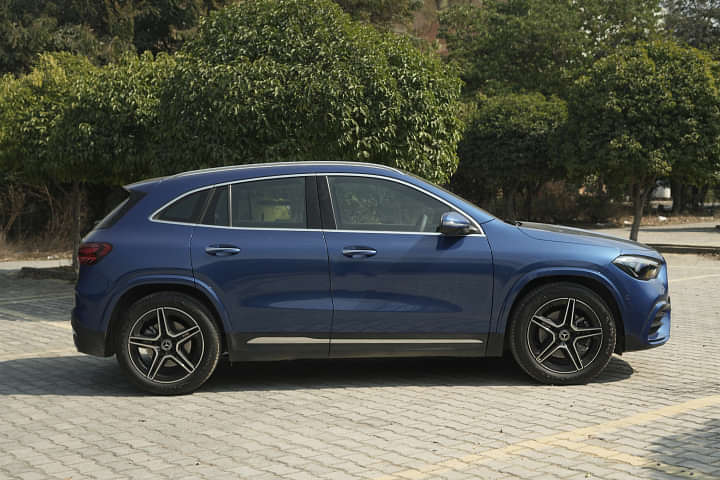 Mercedes-Benz GLA Right Side View