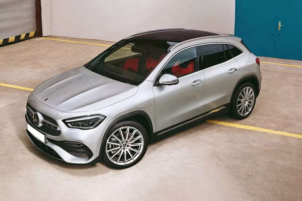 Mercedes-Benz GLA Left Front Three Quarter