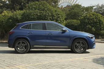 Mercedes-Benz GLA Right Side View Mercedes-Benz GLA Right Side View