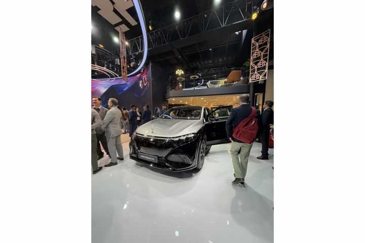 Mercedes-Benz Maybach EQS SUV EV Left Front Three Quarter