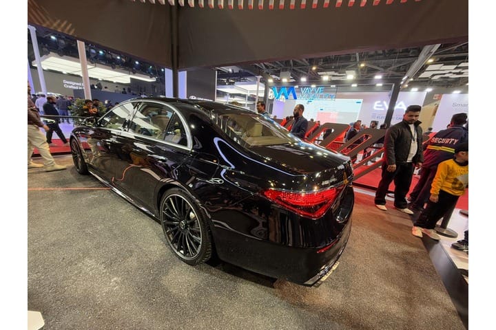 Mercedes-Benz S Class Left Rear Three Quarter