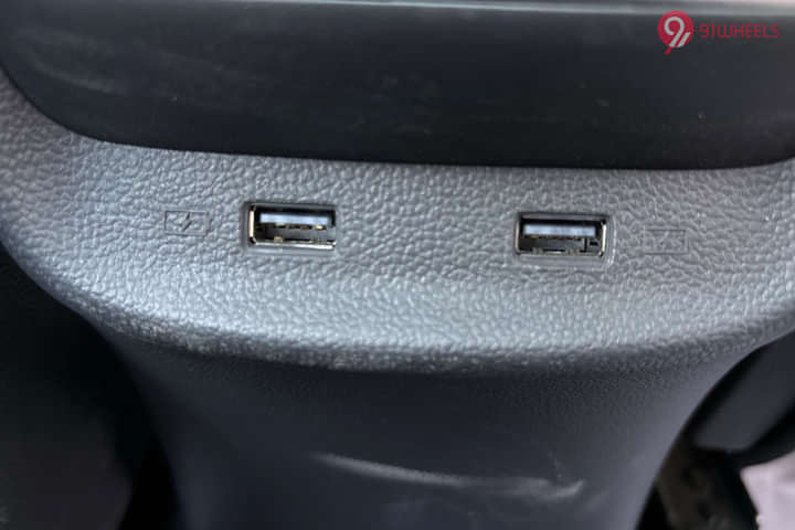 MG Astor Rear Row Charging Point