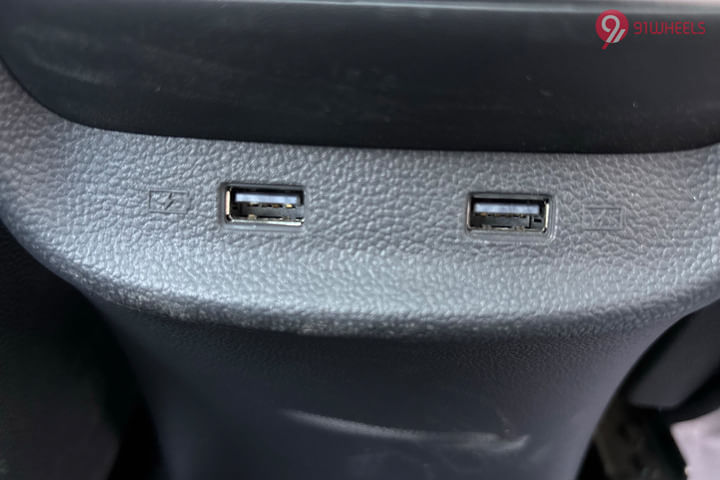 MG Astor Rear Row Charging Point