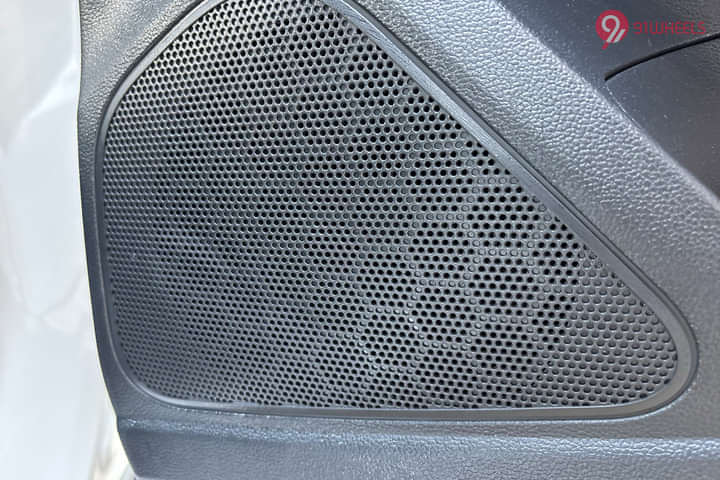 MG Astor Rear Speakers