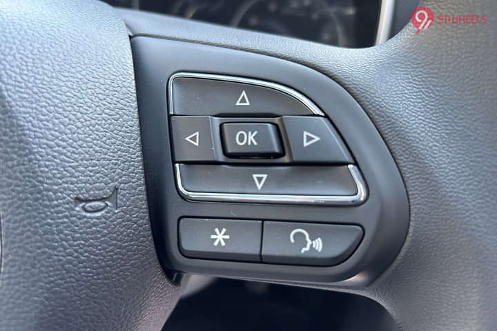 MG Astor Right Steering Mounted Controls