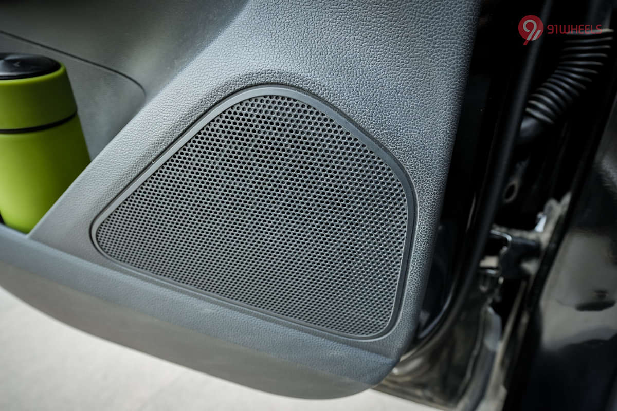 MG Astor Rear Speakers