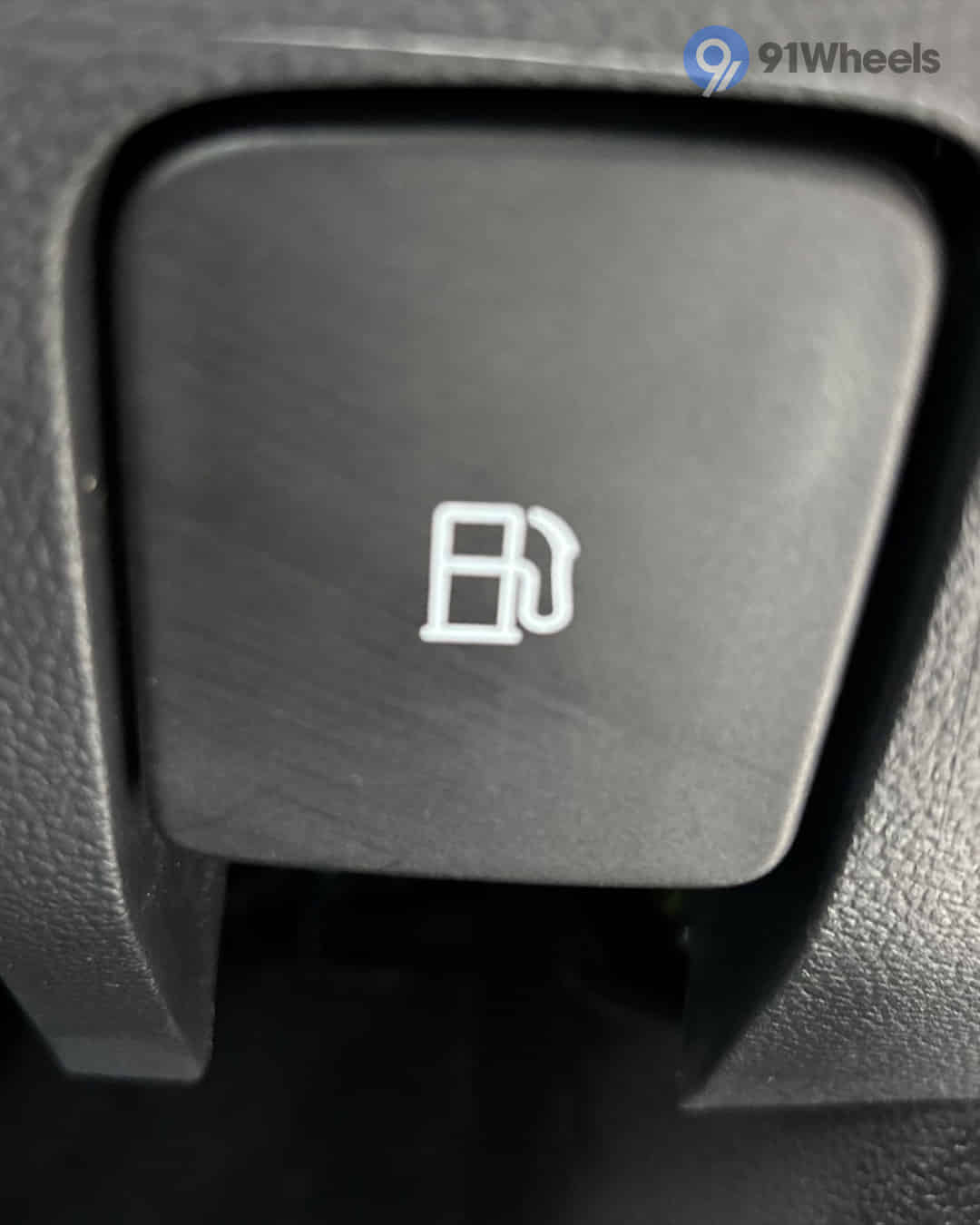 Boot Release Lever / Fuel Lid Release Lever