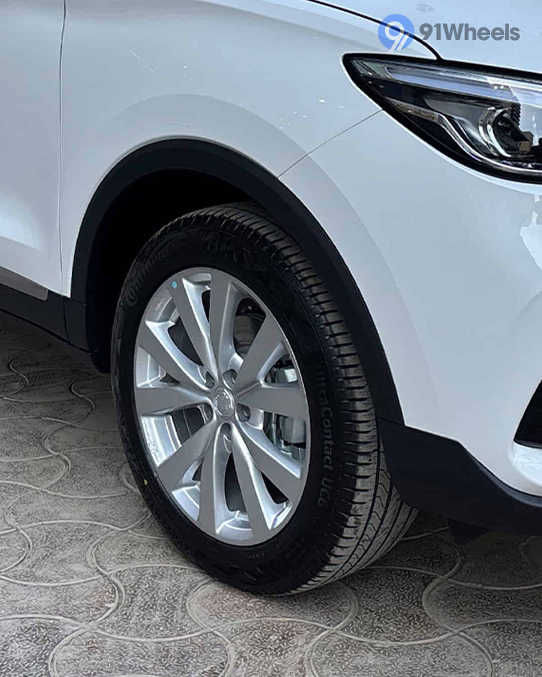 Appealing Exterior With Bold Design Design 5