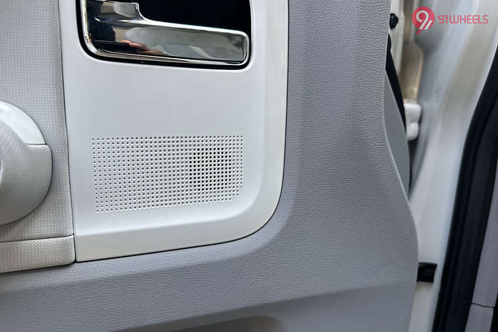 MG Comet EV Front Speakers