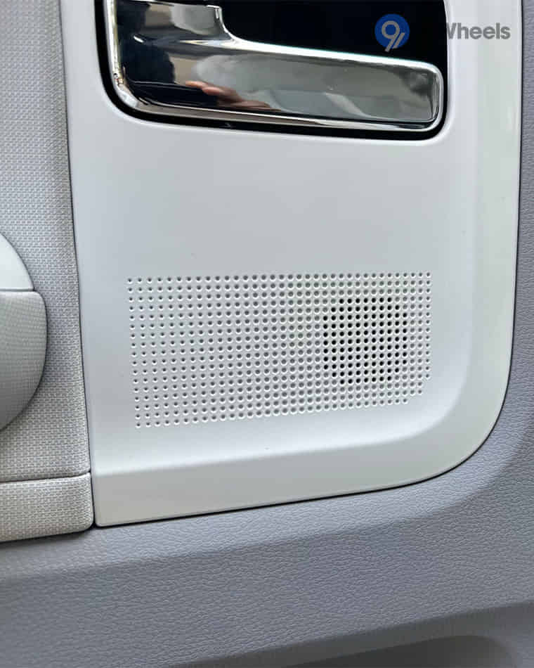 Infotainment & Charging - 1 Infotainment & Charging - 1