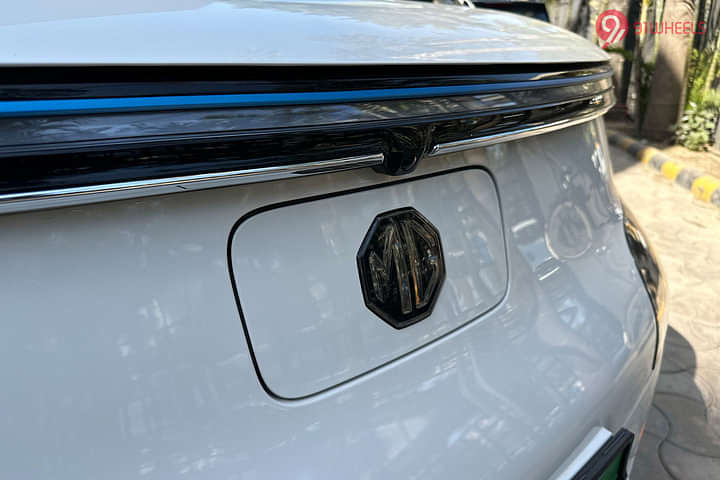 MG Comet EV front badge