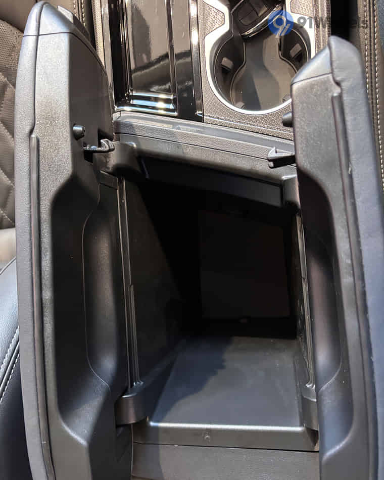 Dashboard & Front Cabin - 8