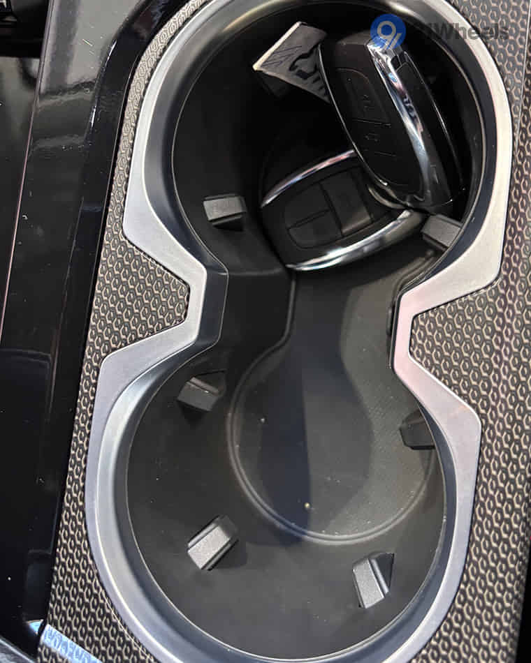 Dashboard & Front Cabin - 9