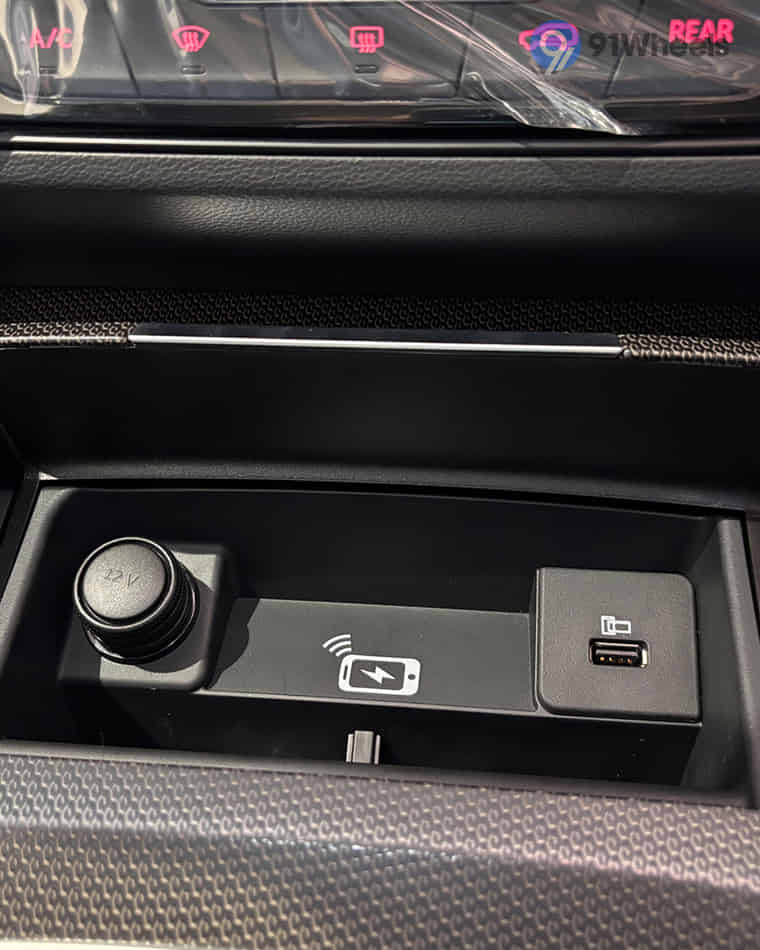 Dashboard & Front Cabin - 5