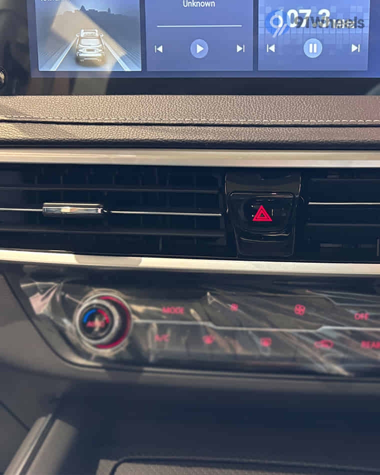 Dashboard & Front Cabin - 3