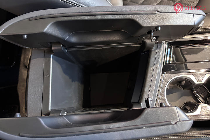 MG Gloster Front Centre Arm Rest Storage