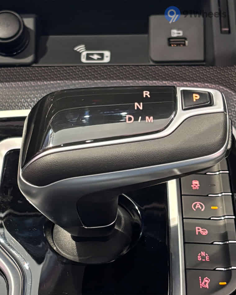 Dashboard & Front Cabin - 10