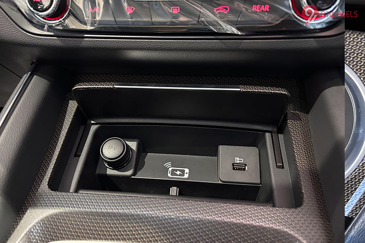 MG Gloster USB Port/Power Socket/Wireless Charging