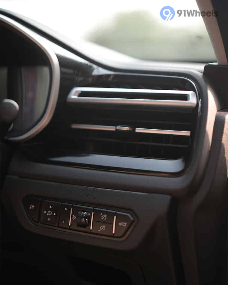 Dashboard & Front Cabin - 3 Dashboard & Front Cabin - 3