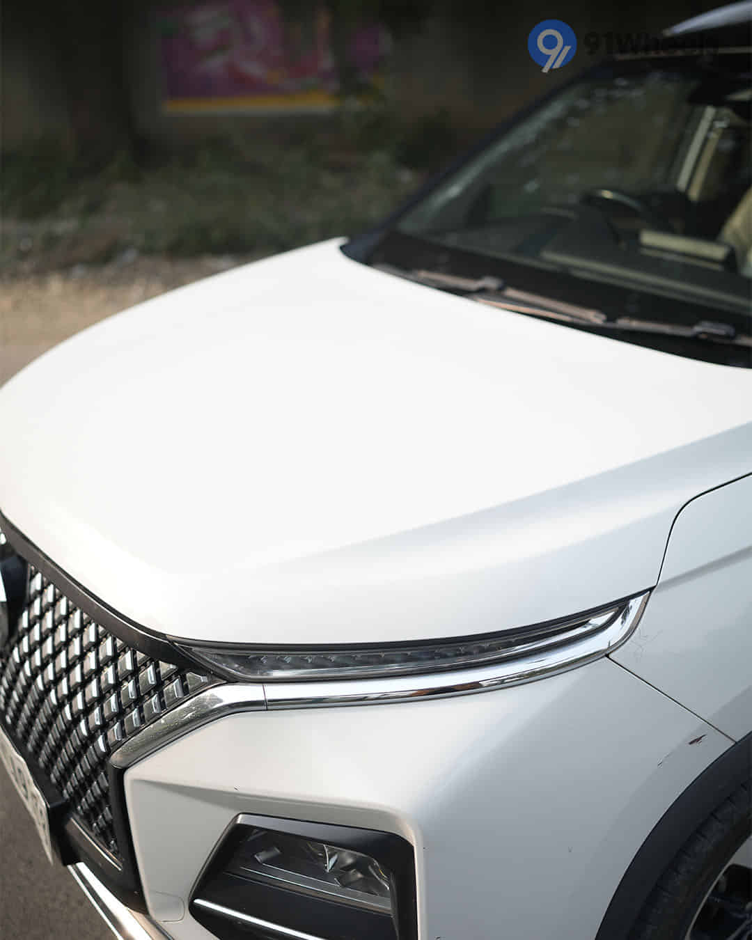 Closed Hood / Bonnet Closed Hood / Bonnet