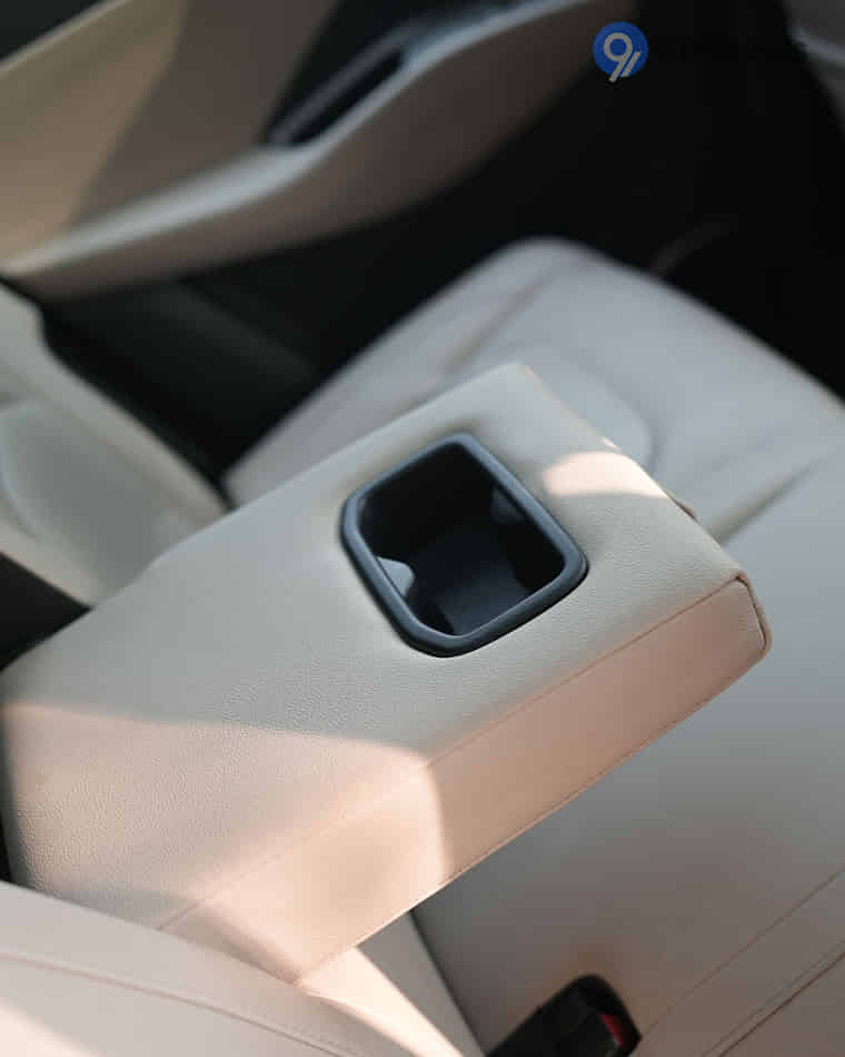 Seats & Cabin Comfort - 4 Seats & Cabin Comfort - 4