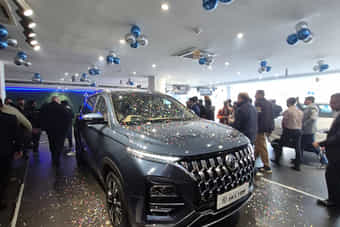 MG Hector Right Front Three Quarter