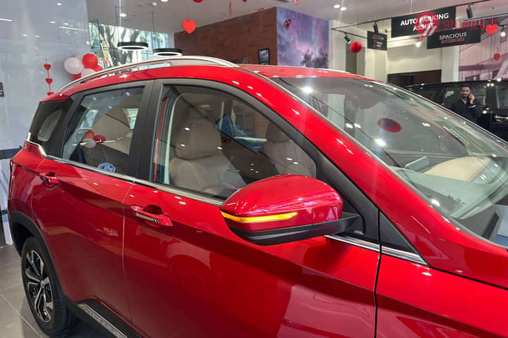 MG Hector Plus Side Glass Housing