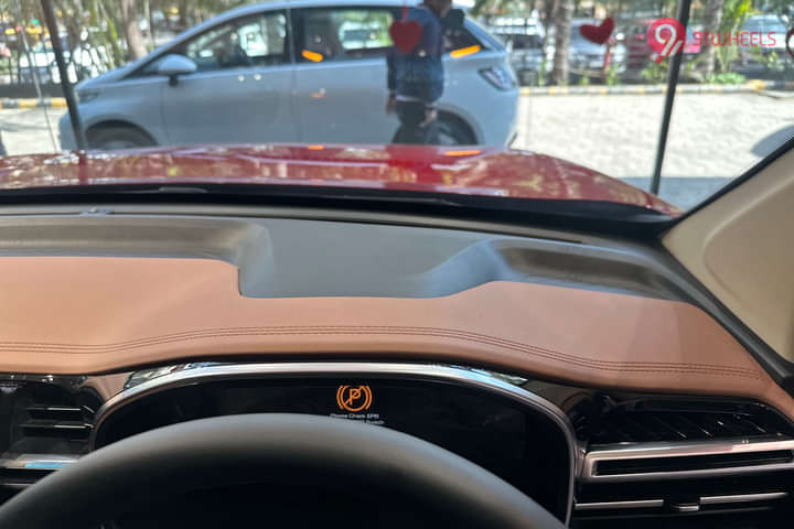 MG Hector Plus Central Dashboard - Top Storage/Speaker