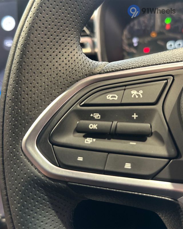 Hector Plus 2023-2025 Left Steering Mounted Controls