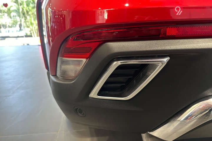 MG Hector Plus Reflector