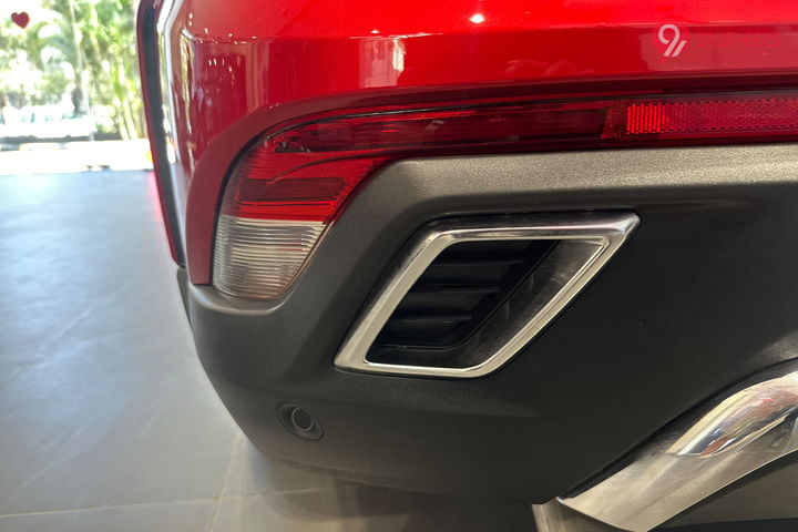MG Hector Plus Reflector
