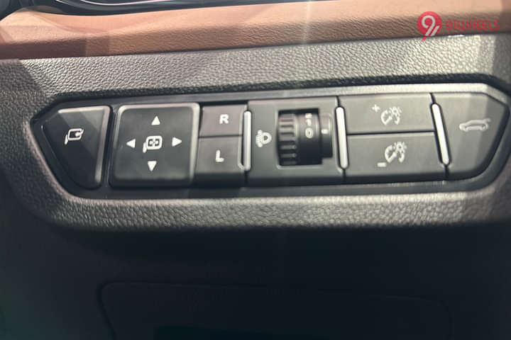 MG Hector Plus Outer Rear View Mirror ORVM Controls