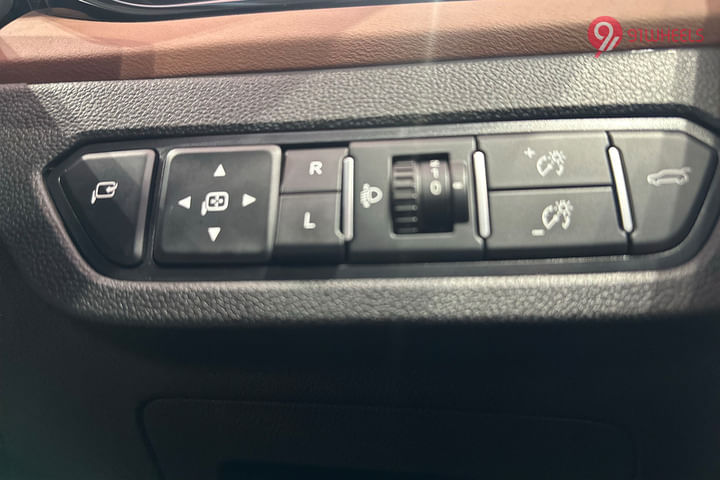 MG Hector Plus Outer Rear View Mirror ORVM Controls