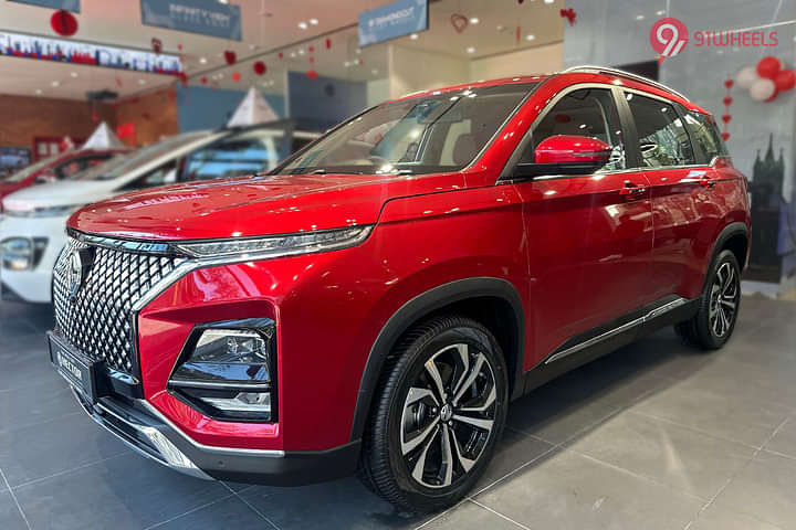 MG Hector Plus Right Front Three Quarter