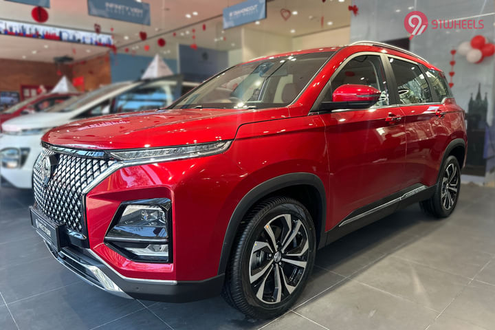 MG Hector Plus Right Front Three Quarter