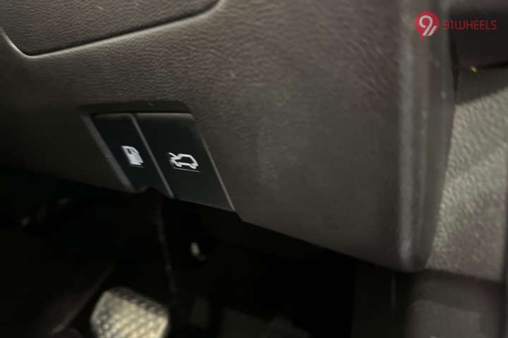 MG Hector Plus Boot Release Lever/Fuel Lid Release Lever