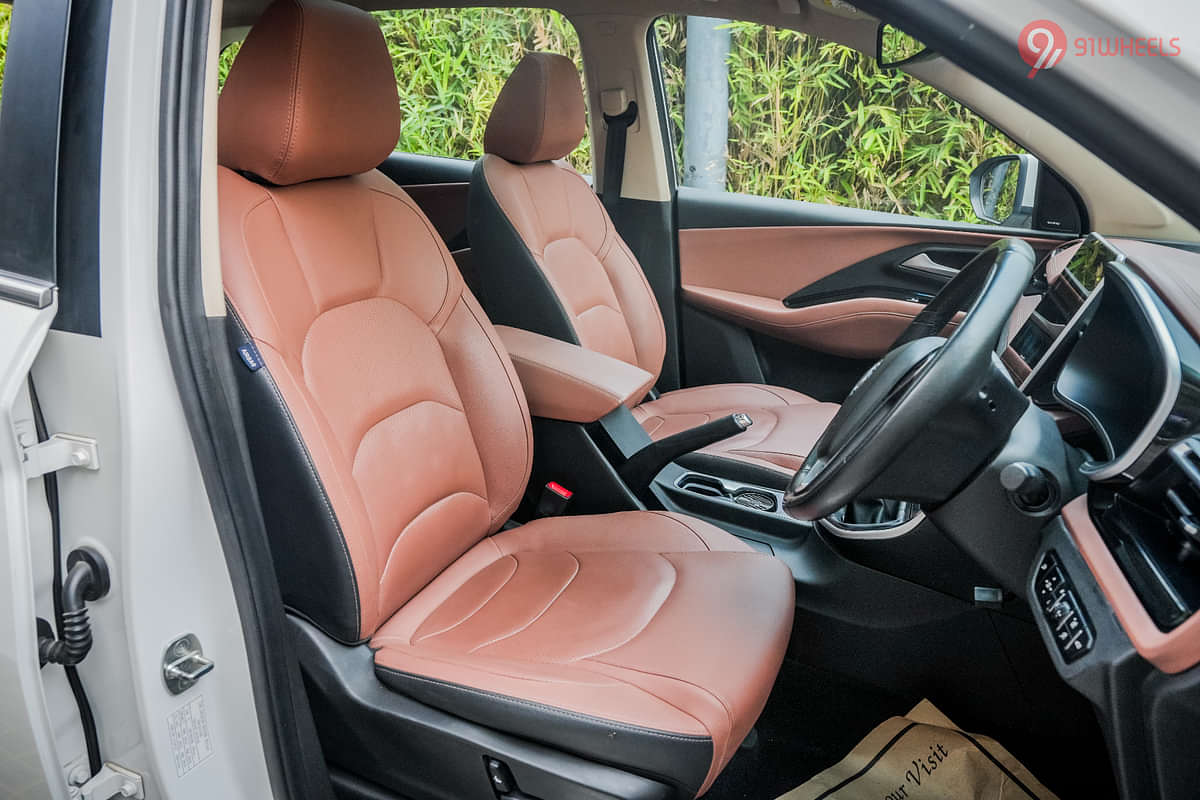 MG Hector Plus Front Row Seats