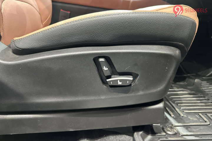 MG Hector Plus Seat Adjustment for Driver