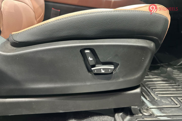 MG Hector Plus Seat Adjustment for Driver